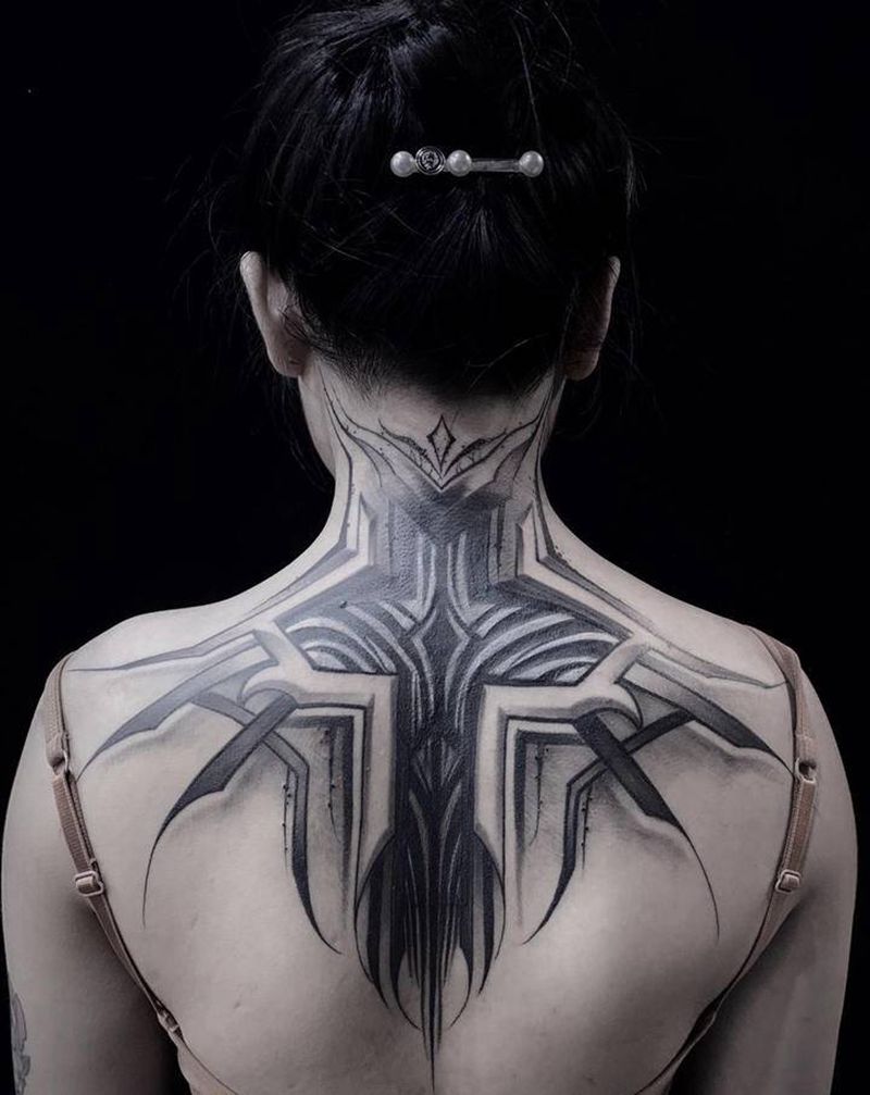 遮盖纹身图片_背部花体字纹身图案