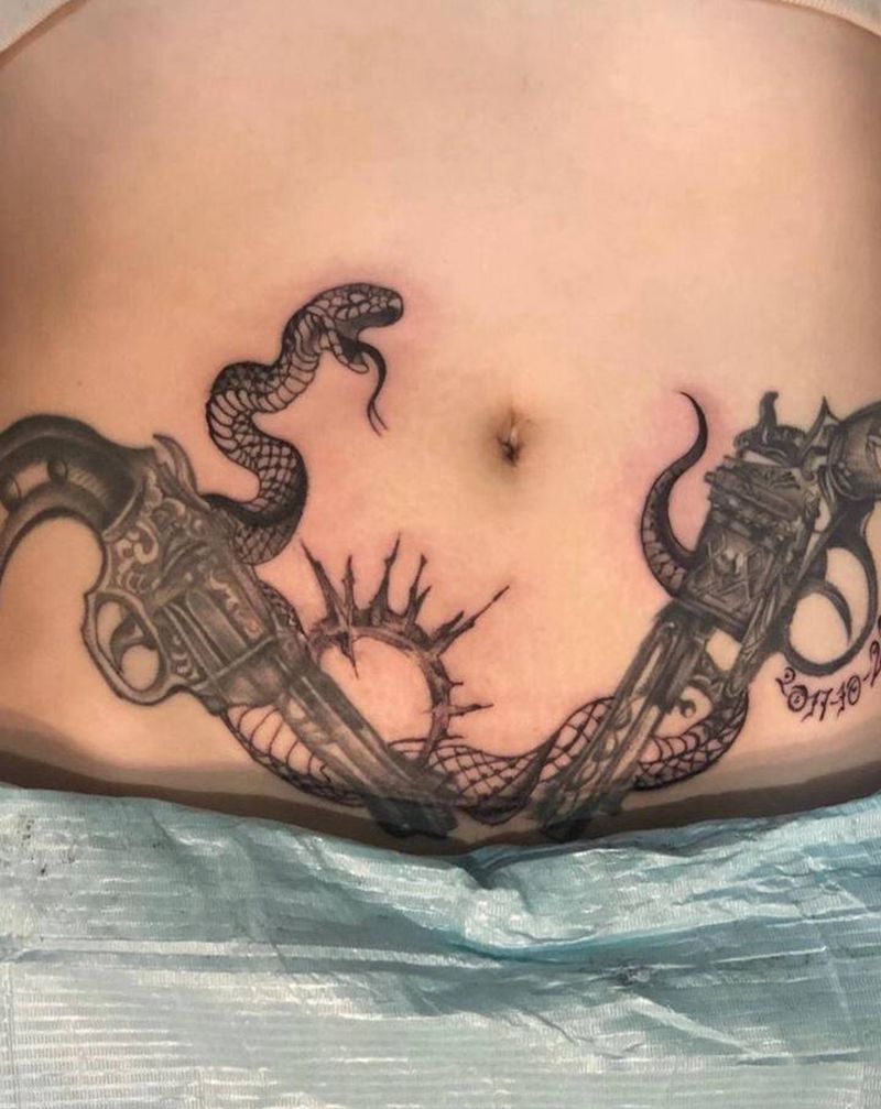双枪纹身图片_腹部纹身图案