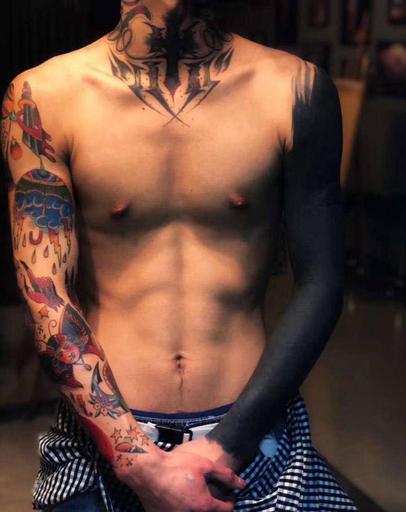 拼接纹身图片_手臂Old School黑臂纹身图案