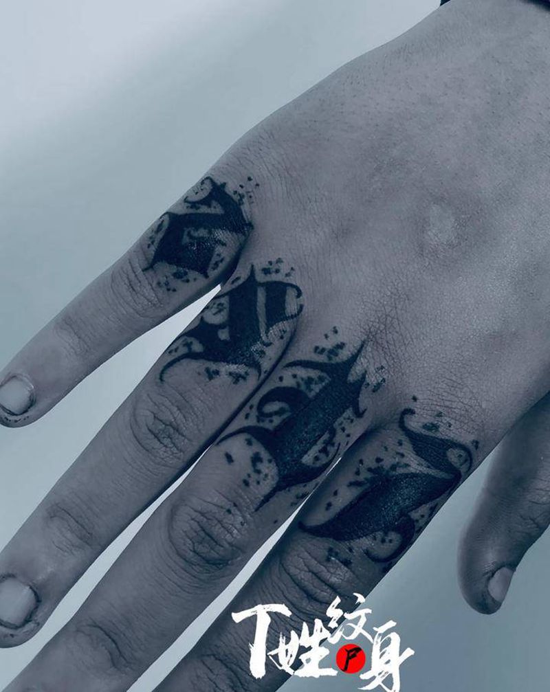 原创手绘遮盖/纹身图片_手部花体字纹身图案