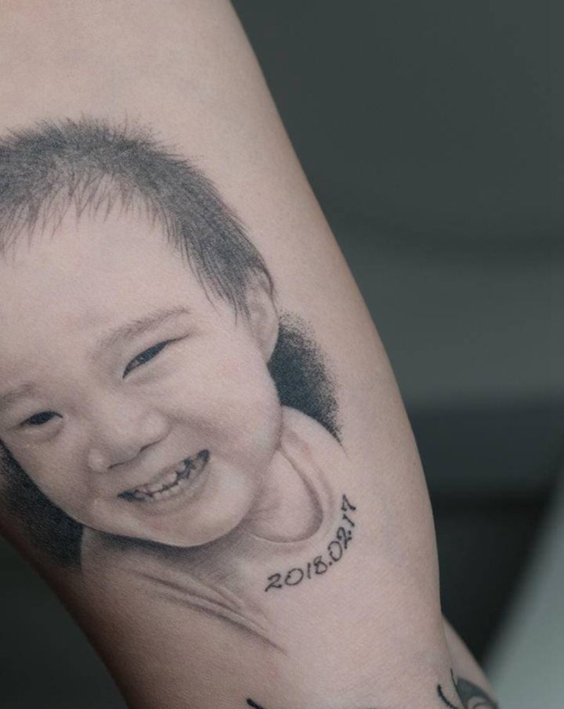 快乐boy纹身图片_手臂手部欧美写实水墨纹身图案