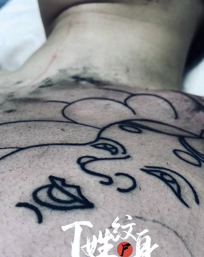 老传统花胸线条/未完成纹身图片_胸部老传统纹身图案
