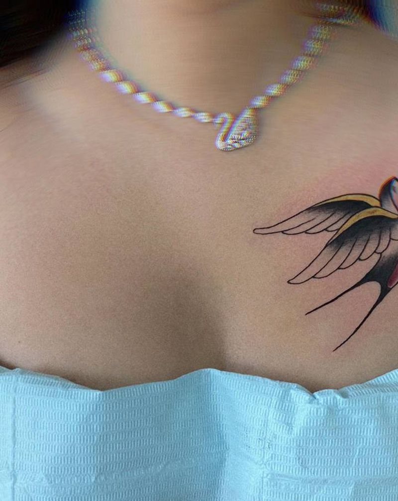燕子纹身图片_胸部颈部New School新传统纹身图案