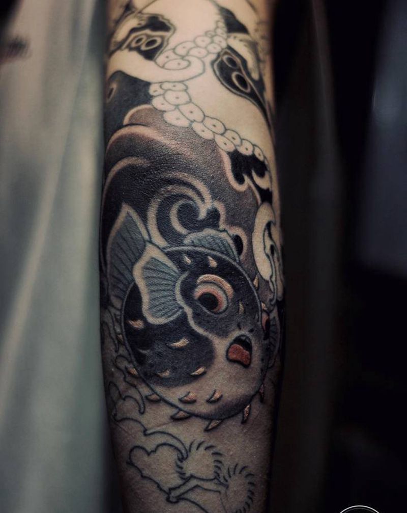 章鱼臂河豚展示纹身图片_手臂老传统纹身图案