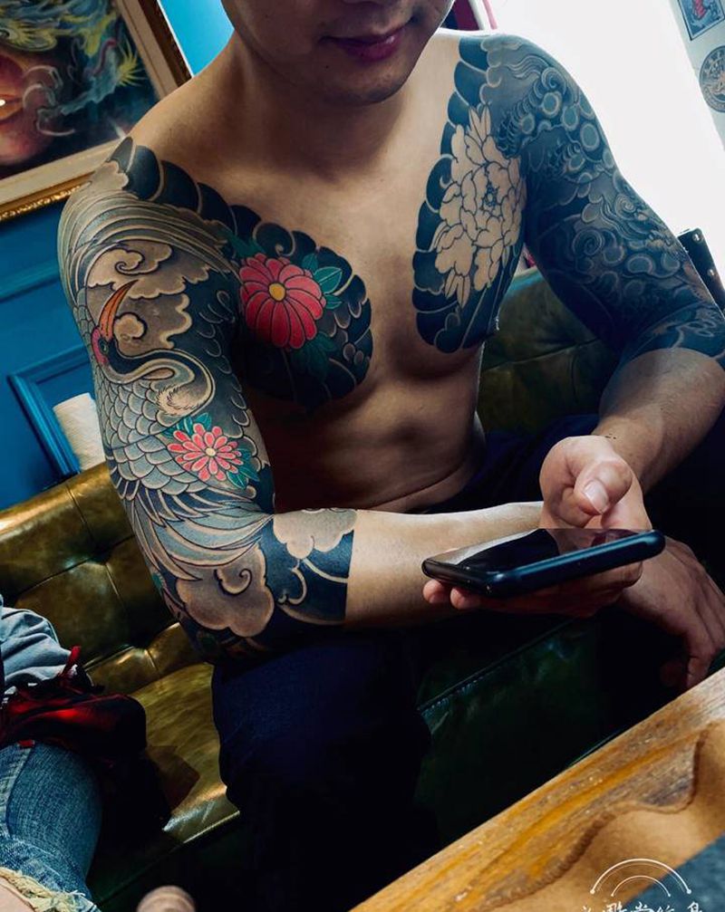 传统鹤菊花半胛七分臂纹身图片_胸部手臂老传统纹身图案