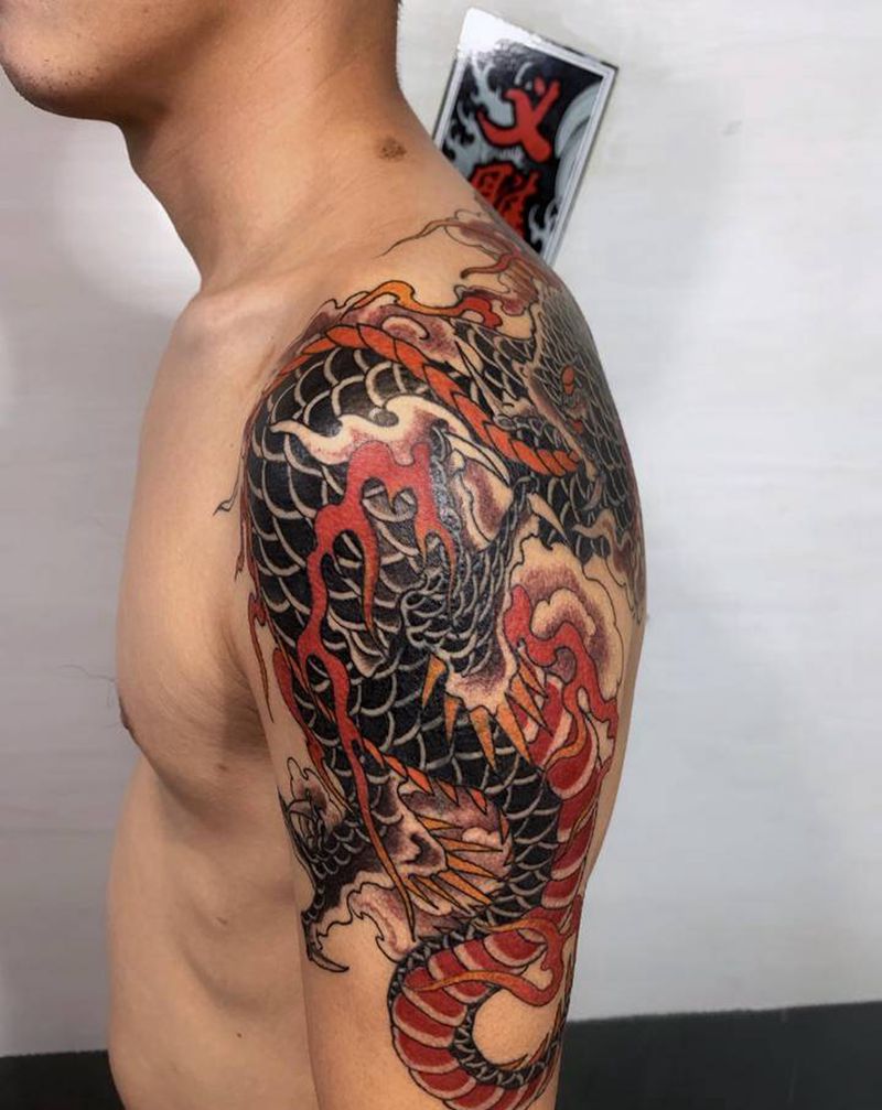 老传统过肩龙纹身图片_肩部胸部老传统纹身图案