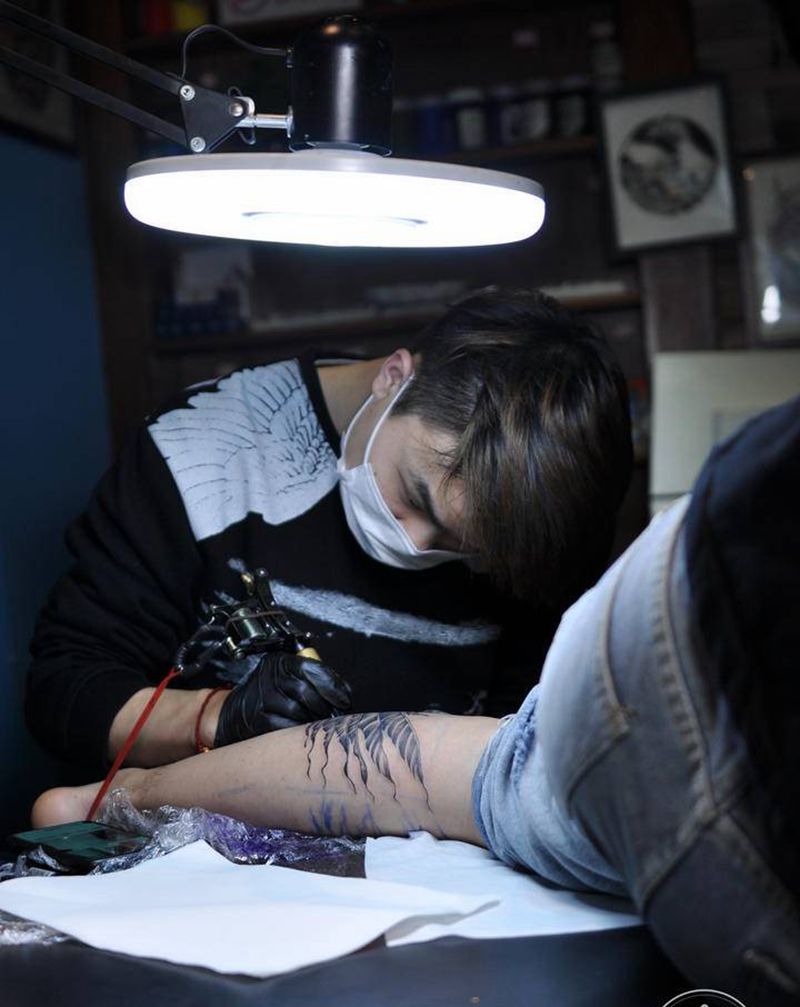 小腿翅膀纹身图片_腿部写实纹身图案