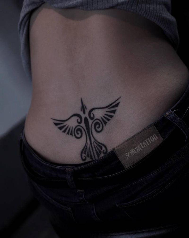 图腾翅膀纹身图片_腰部图腾纹身图案