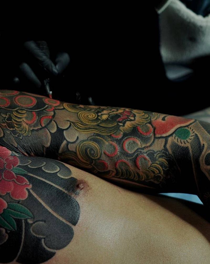 半胛七分臂细节展示纹身图片_手臂胸部老传统纹身图案