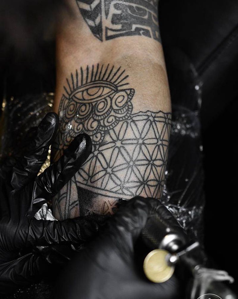 小臂图腾局部上色纹身图片_手臂图腾纹身图案