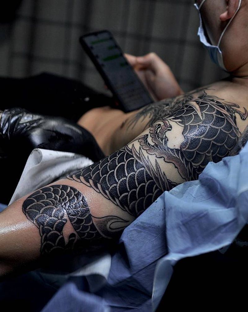 过肩龙纹身图片_胸部背部老传统纹身图案