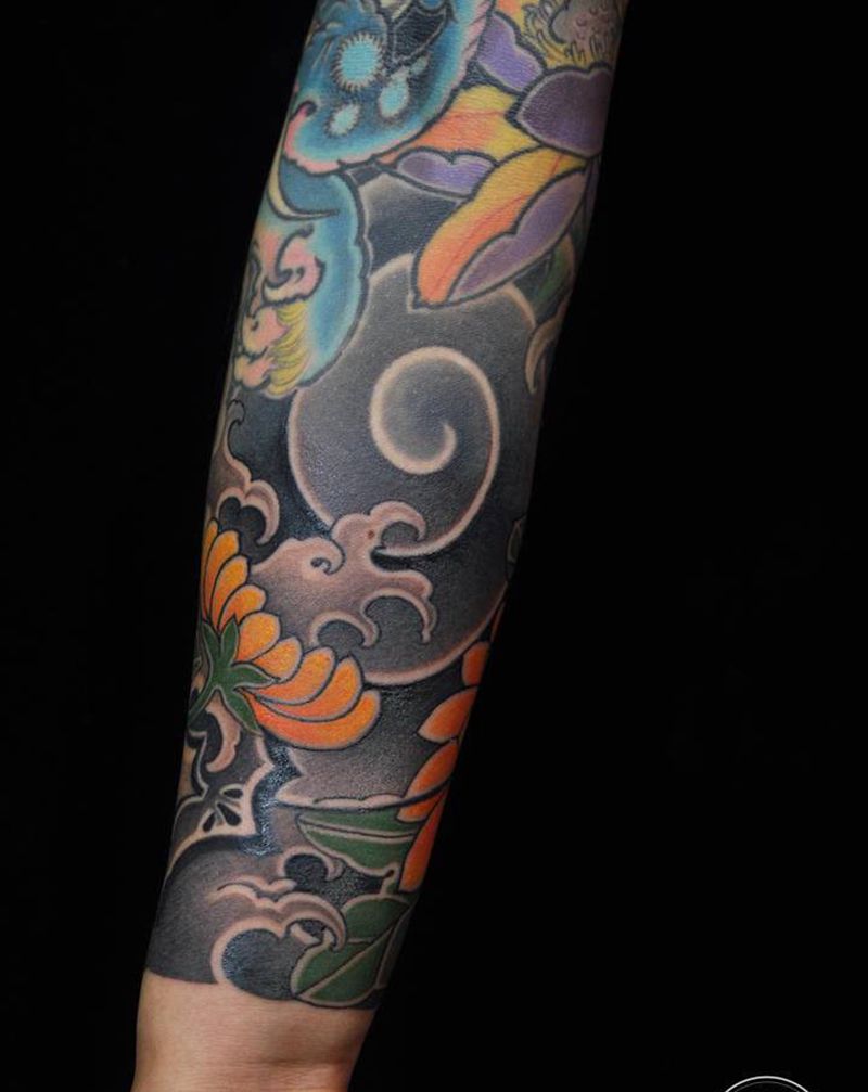 菊花臂纹身图片_手臂老传统纹身图案