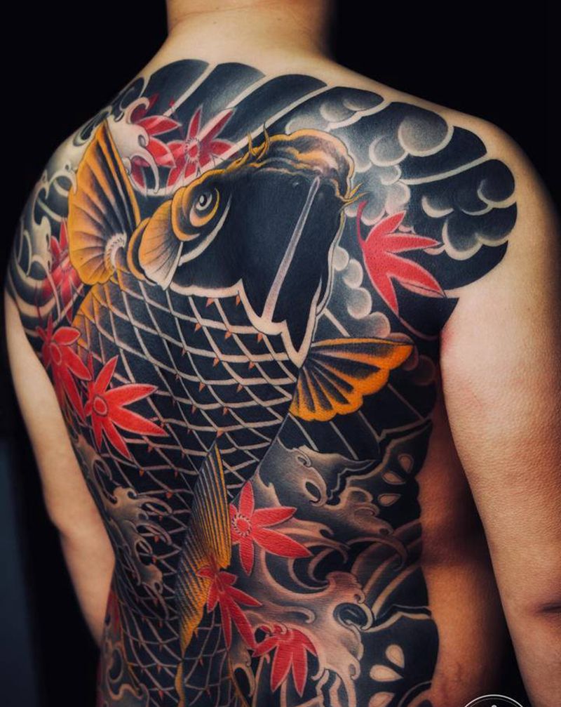满背鲤鱼纹身图片_背部老传统纹身图案