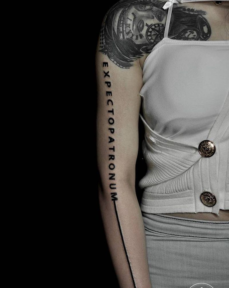 字母线条纹身图片_手臂小清新纹身图案