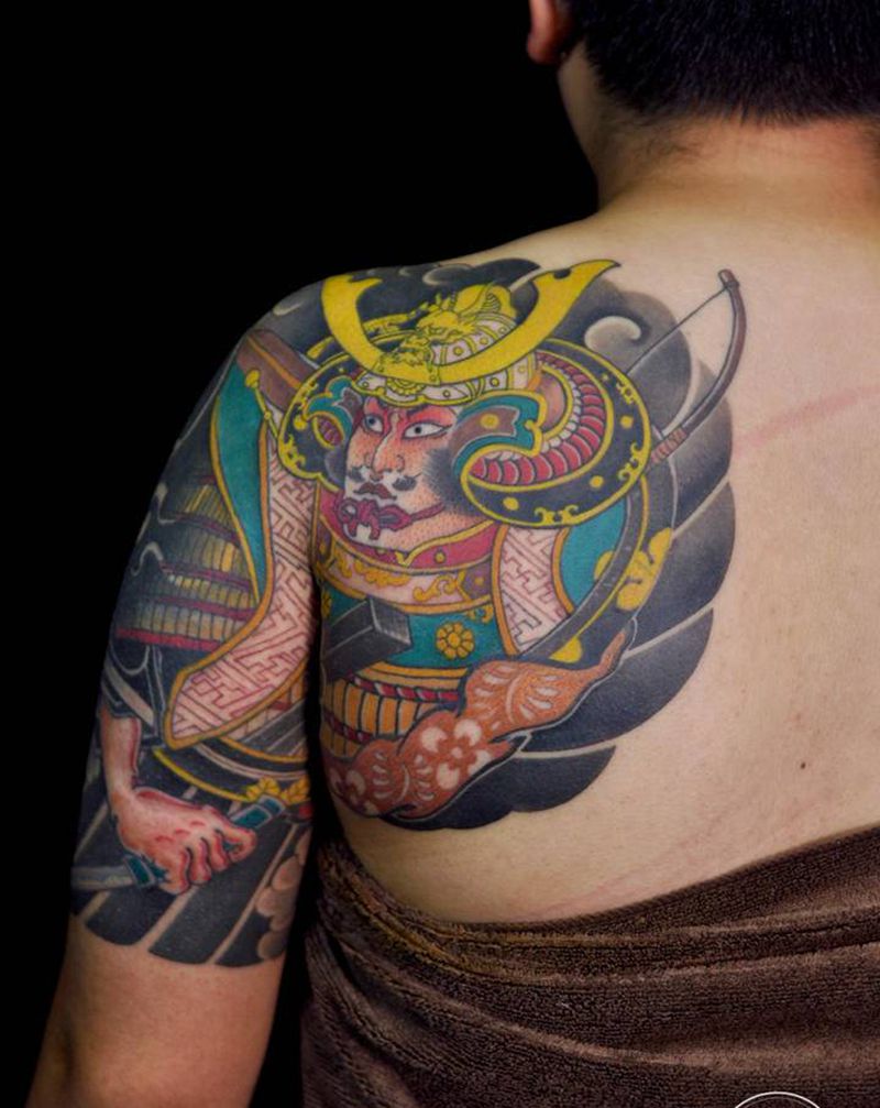 后半胛武士纹身图片_背部老传统纹身图案