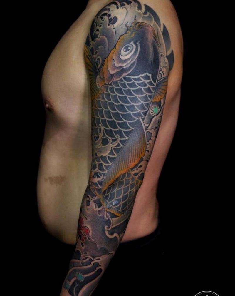 鲤鱼花臂纹身图片_手臂老传统纹身图案