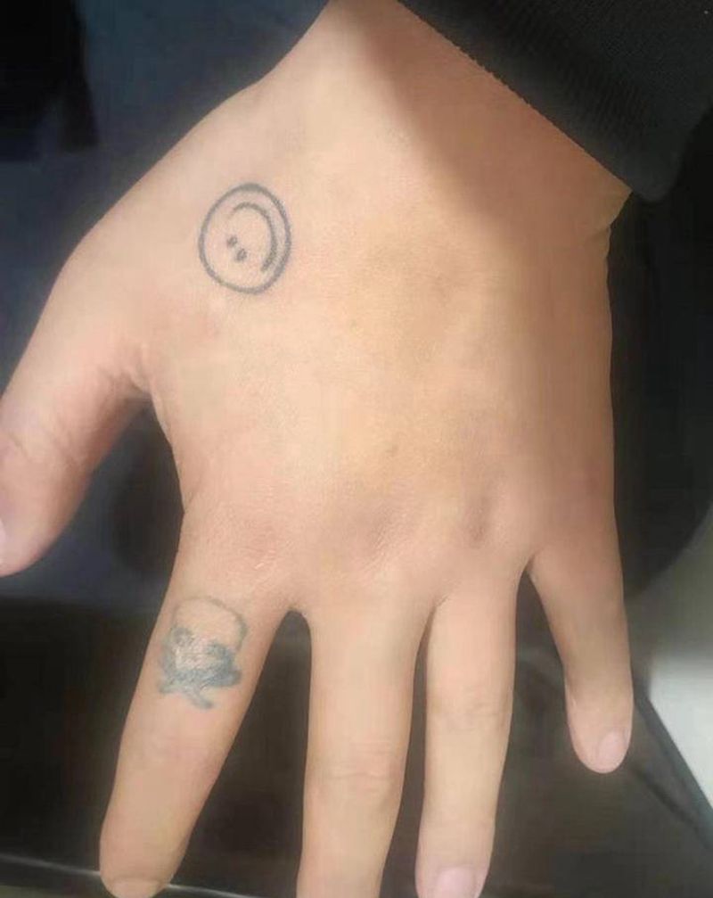 花体纹身图片_手部花体字暗黑纹身图案