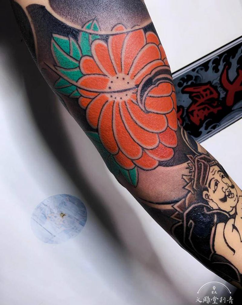 菊花上色纹身图片_手臂老传统纹身图案