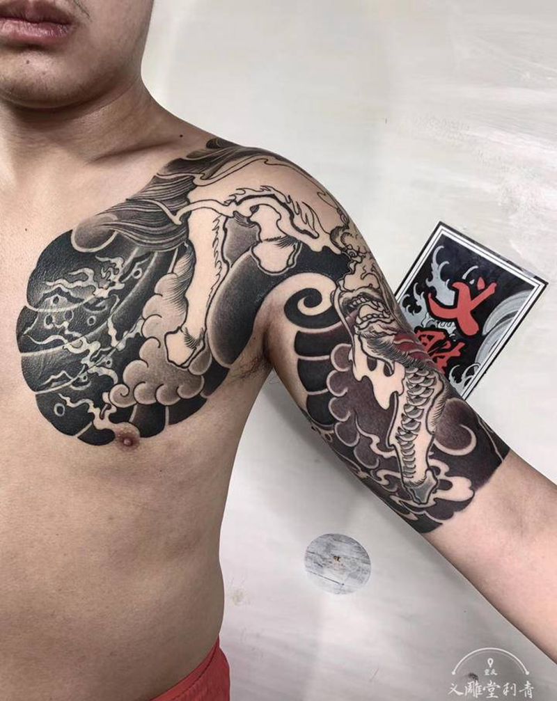 半胛遮盖进度展示纹身图片_胸部手臂老传统纹身图案