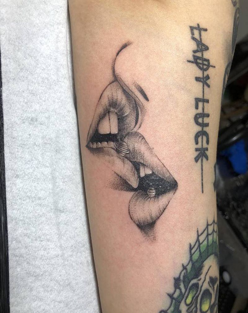 吻纹身图片_手臂欧美写实纹身图案