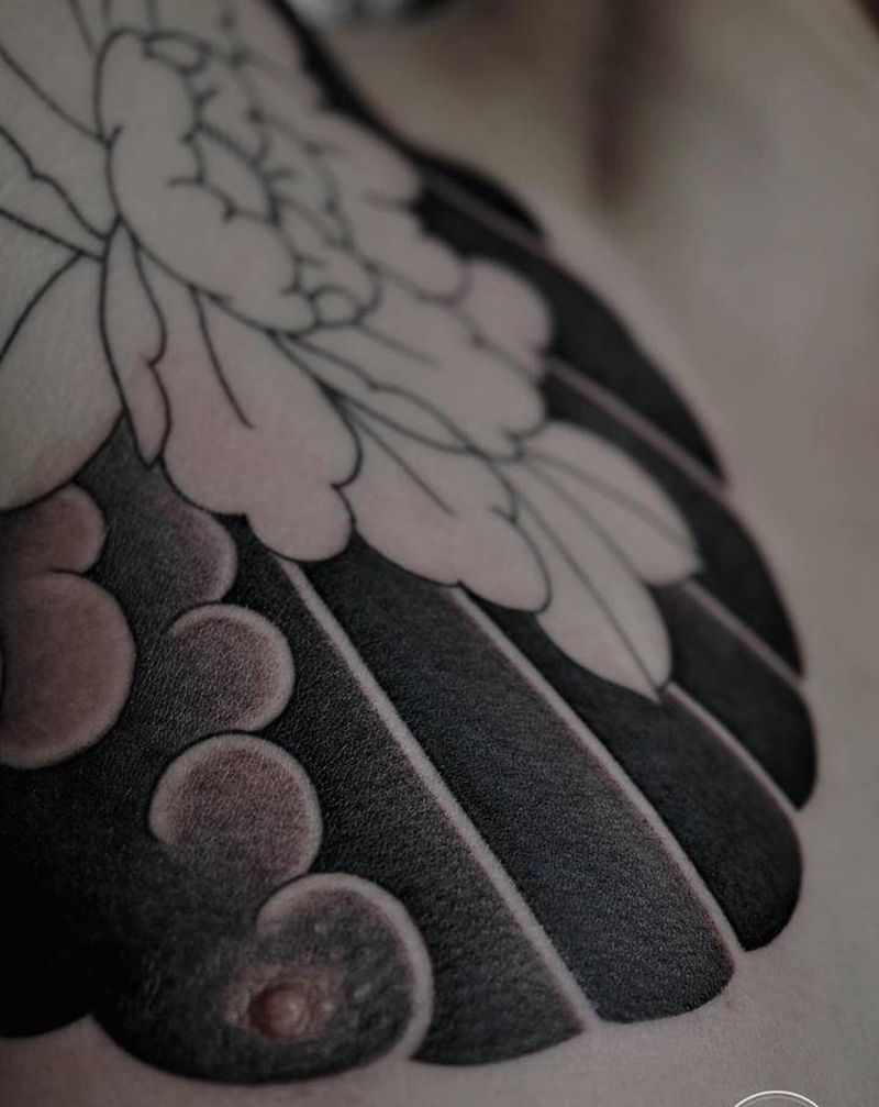 板雾习作纹身图片_胸部老传统纹身图案