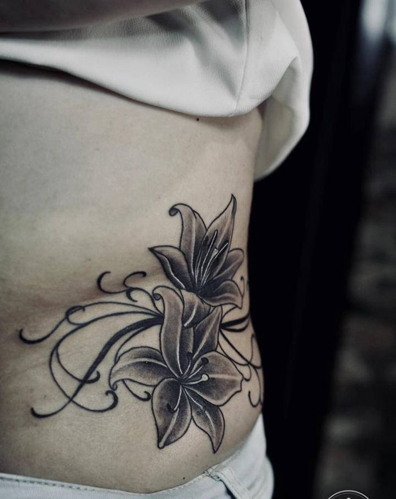 侧腰兰花纹身图片_腰部水墨纹身图案