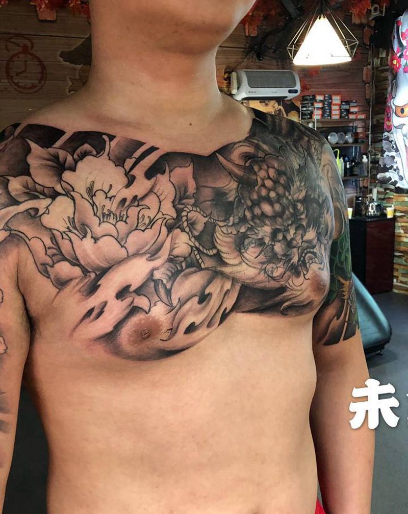 盖中盖纹身图片_胸部手臂新传统花胸纹身图案