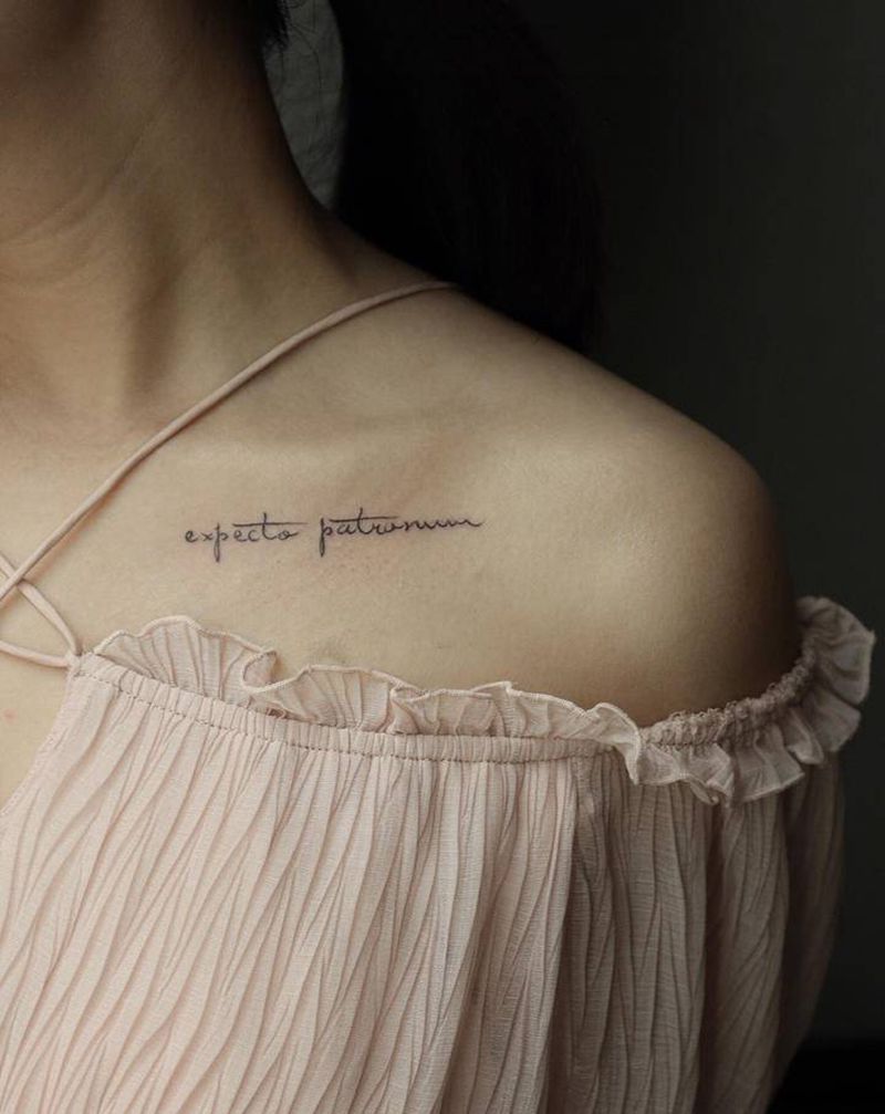 字母纹身图片_肩部字母纹身图案