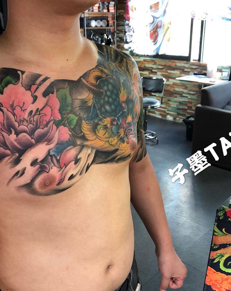 大花胸纹身图片_胸部手臂新传统纹身图案