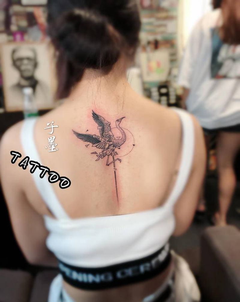 鹤纹身图片_背部几何纹身图案