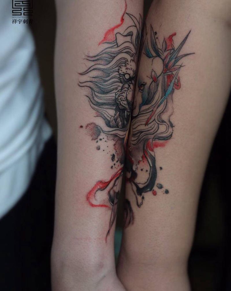 执手纹身图片_手臂水墨狮子纹身图案