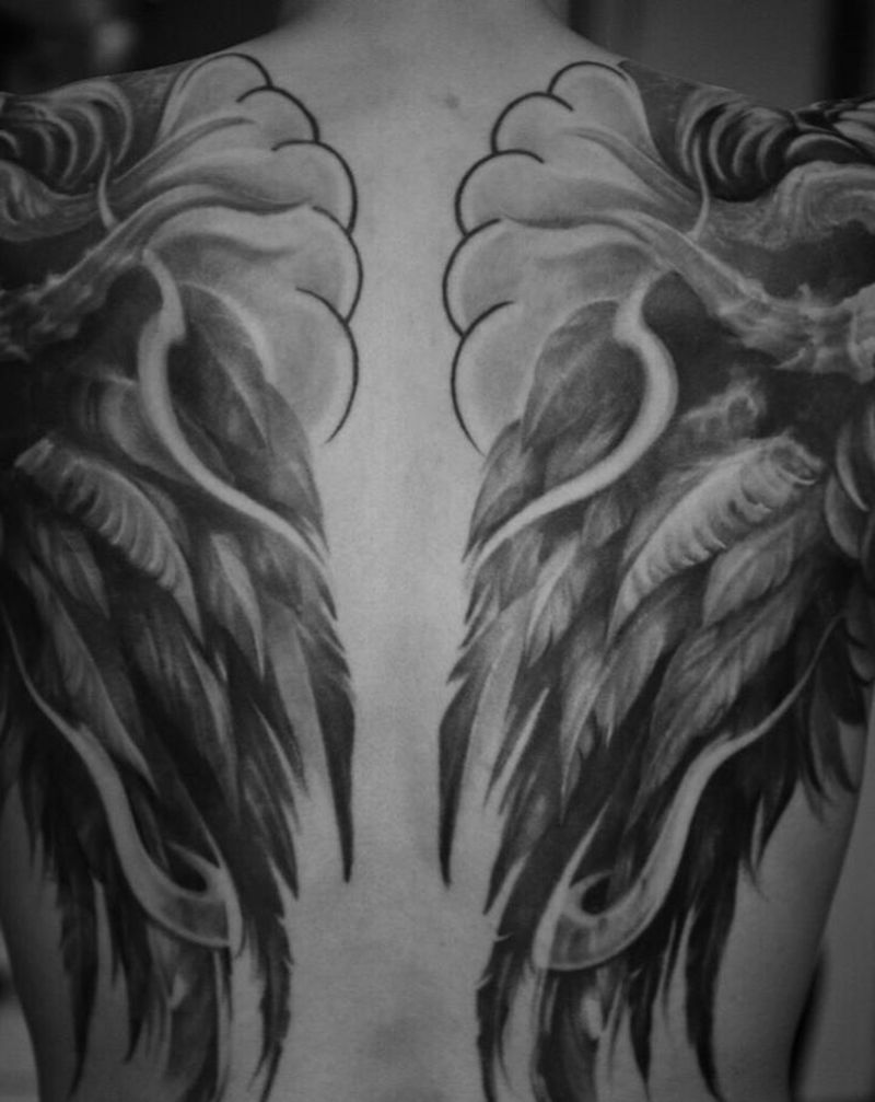 化羽纹身图片_胸部背部欧美写实羽毛 角纹身图案