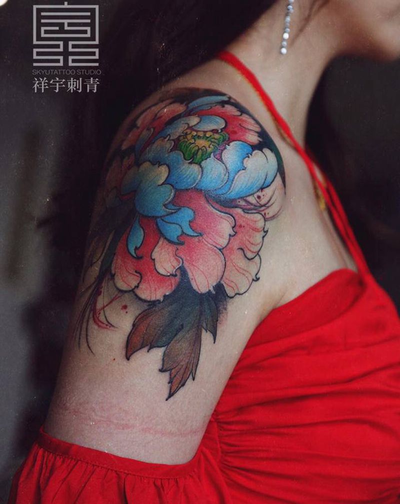 牡丹纹身图片_肩部新传统牡丹纹身图案