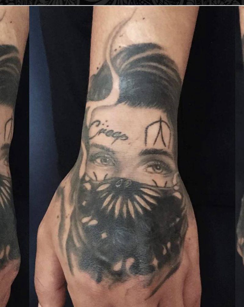 匪帮蒙面女孩遮盖纹身图片_手部欧美写实奇卡诺纹身图案