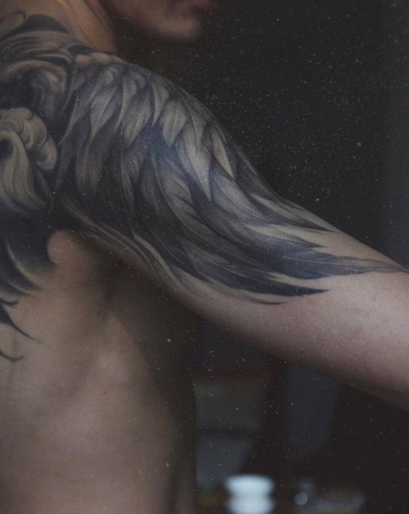 化羽纹身图片_背部胸部欧美写实翅膀羽毛纹身图案