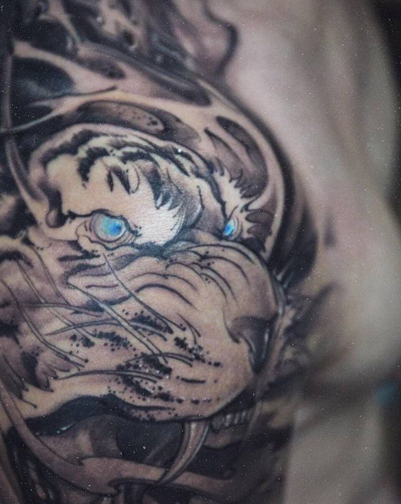 白虎破军纹身图片_肩部新传统白虎纹身图案