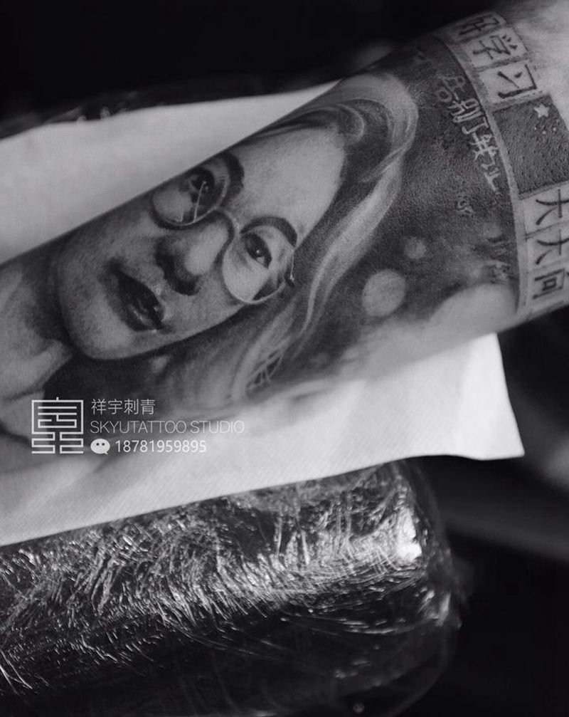 家人纹身图片_手臂欧美写实纹身图案