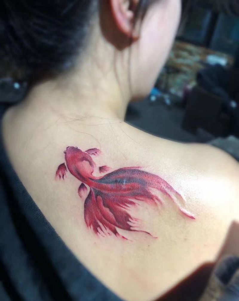 金鱼纹身图片_肩部水墨纹身图案