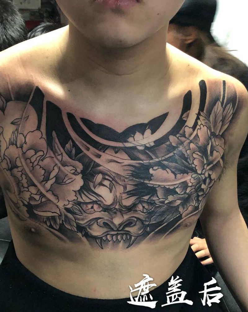 般若花胸遮盖纹身图片_胸部纹身图案