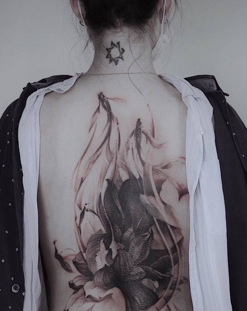 遮盖纹身图片_背部水墨鱼 莲纹身图案