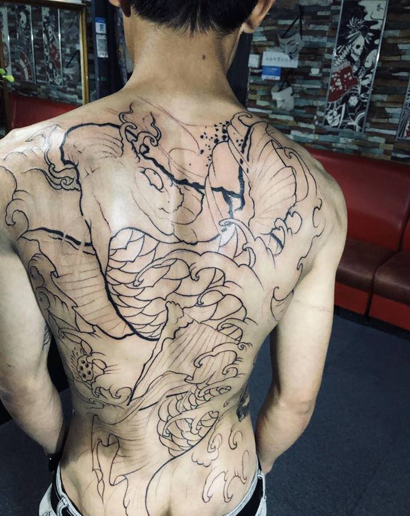 鲤鱼纹身图片_背部腰部新传统老传统纹身图案
