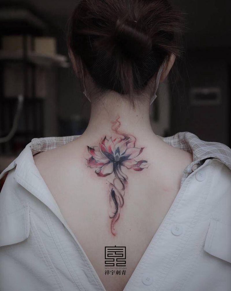 莲花遮盖纹身图片_背部水墨莲花纹身图案