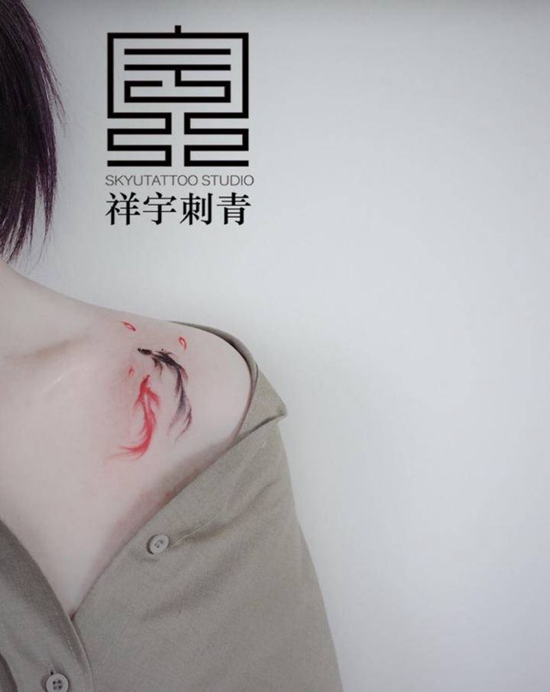 水墨太极鱼纹身图片_肩部水墨鱼纹身图案