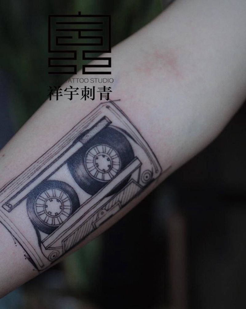 磁带纹身图片_手臂几何磁带纹身图案