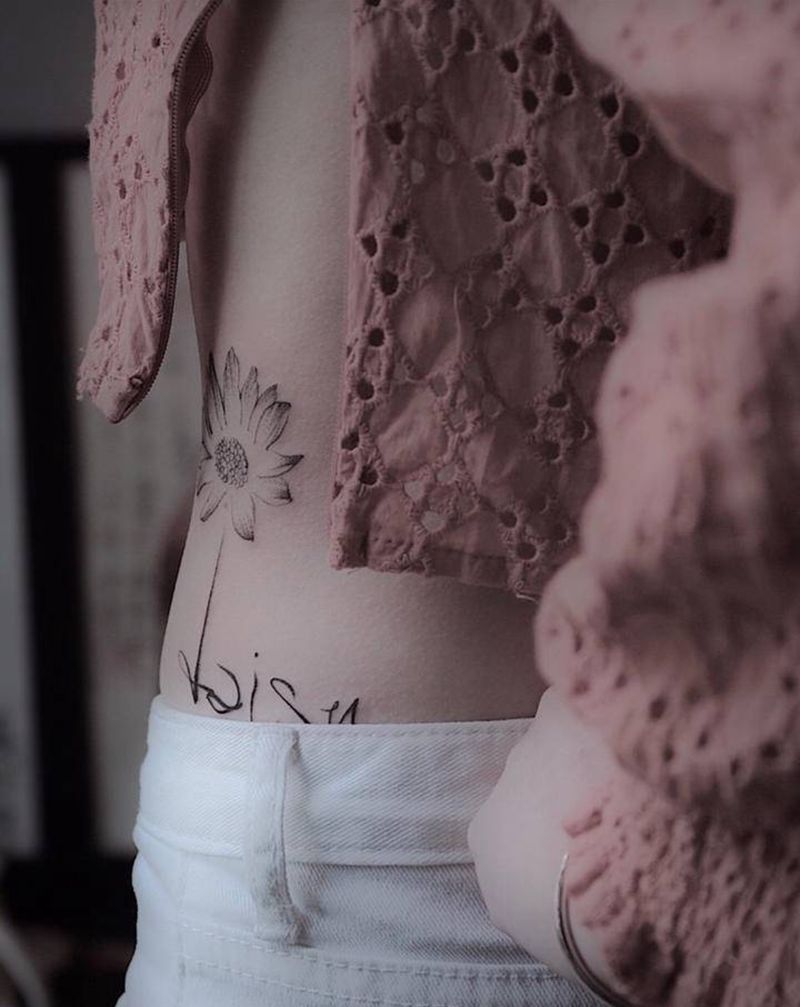 雏菊纹身图片_腰部小清新纹身图案