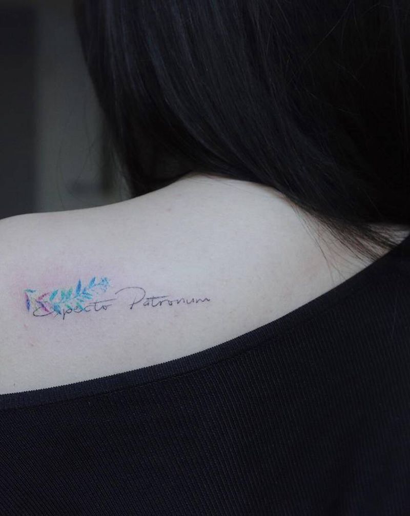 小清新字母纹身图片_肩部字母纹身图案