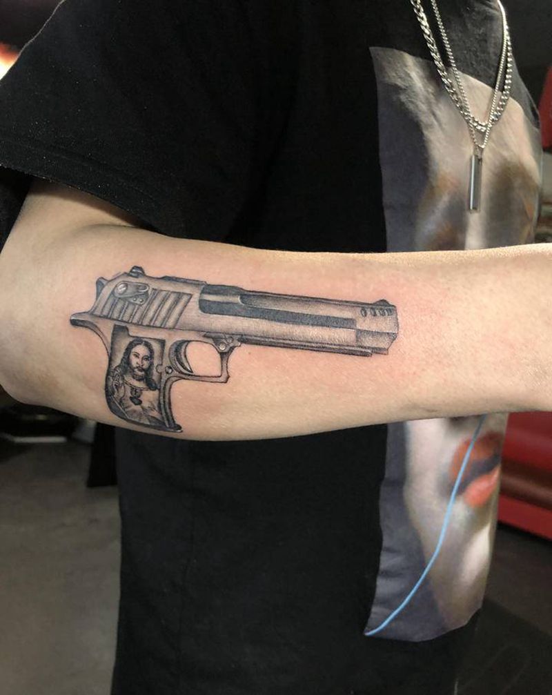 手枪纹身图片_手臂手部欧美写实纹身图案