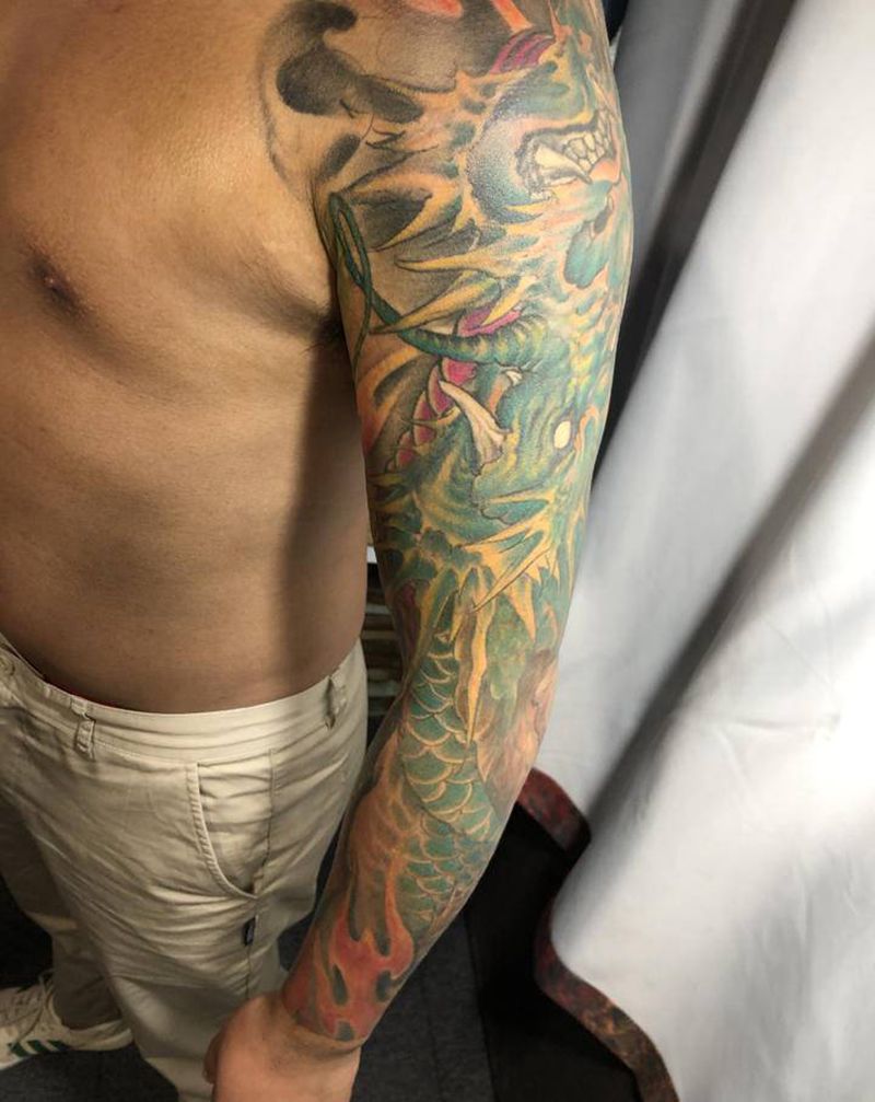 龙纹身图片_手臂手部新传统纹身图案