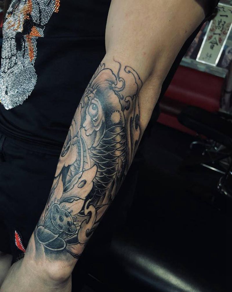 鲤鱼遮盖纹身图片_手臂手部新传统老传统纹身图案