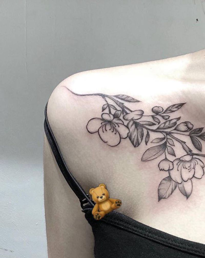 素花纹身图片_肩部点刺素花锁骨纹身图案